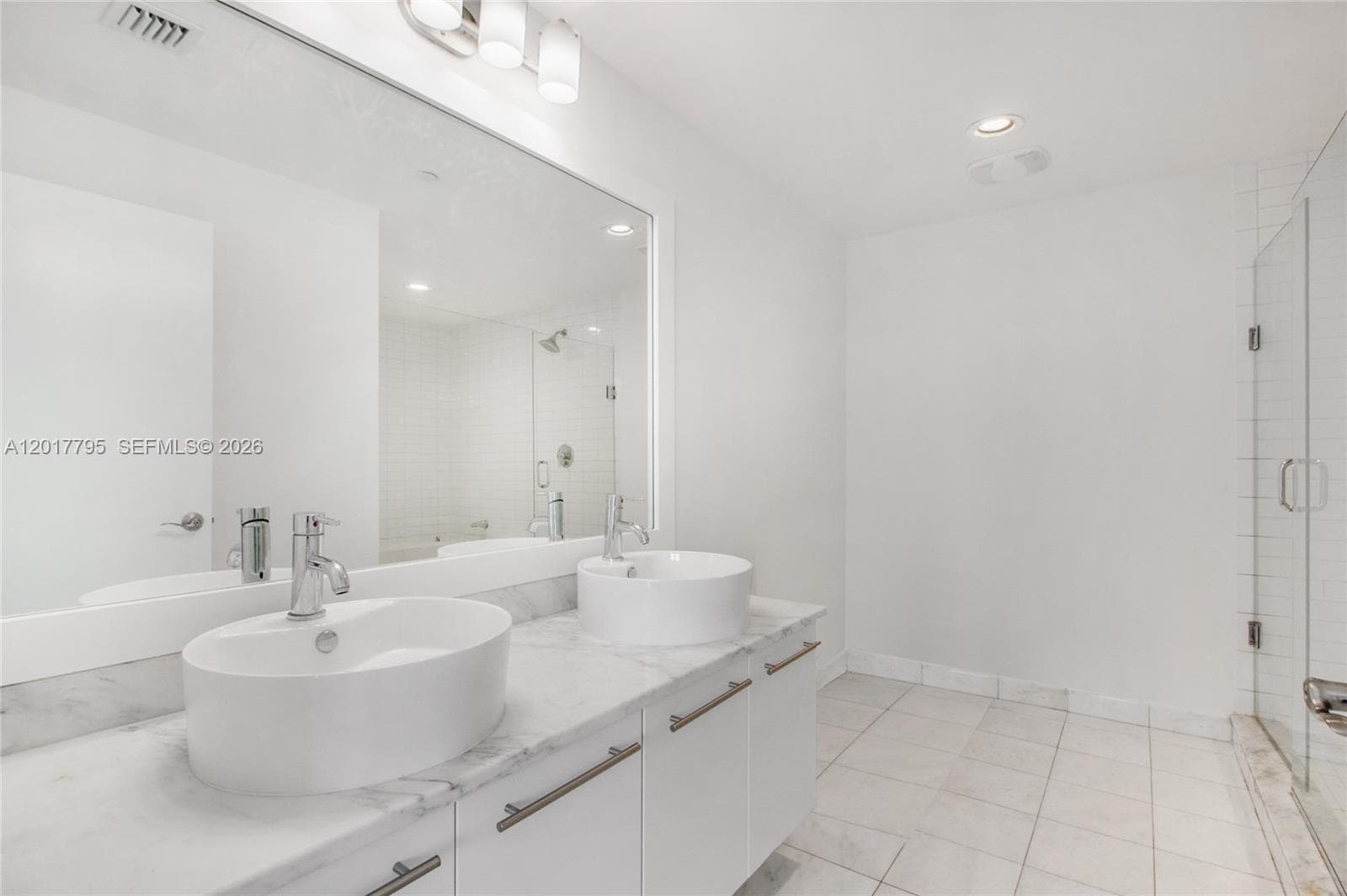 888 Biscayne Blvd # 2705, Miami FL 33132 — 10