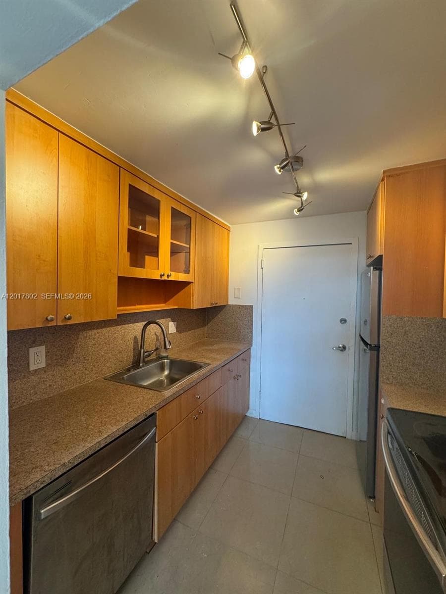 2020 NE 135th St # 303, North Miami FL 33181 — 5