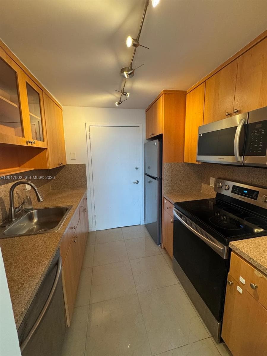 2020 NE 135th St # 303, North Miami FL 33181 — 4