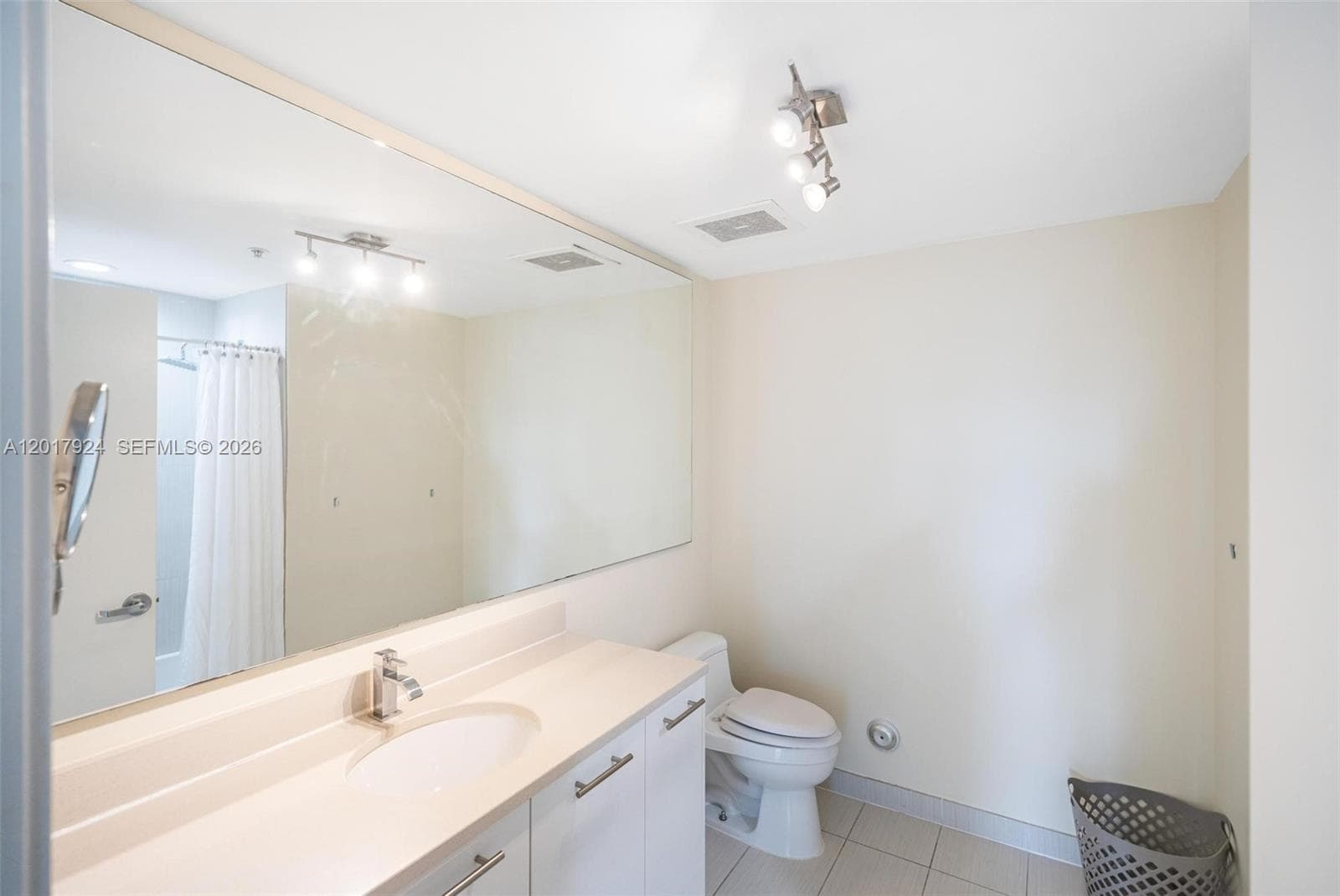 3250 NE 1st Ave # 916, Miami FL 33137 — 25