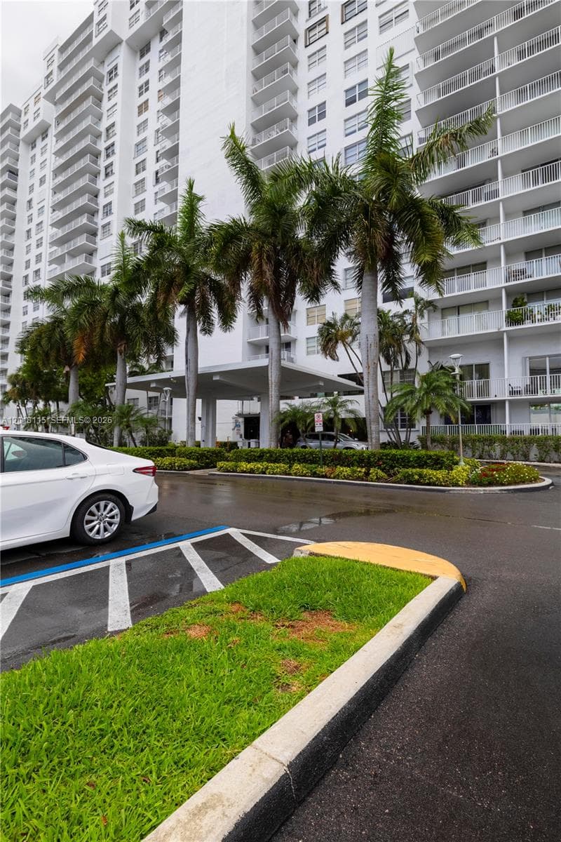 2851 NE 183rd St # 504E, Aventura FL 33160 — 32