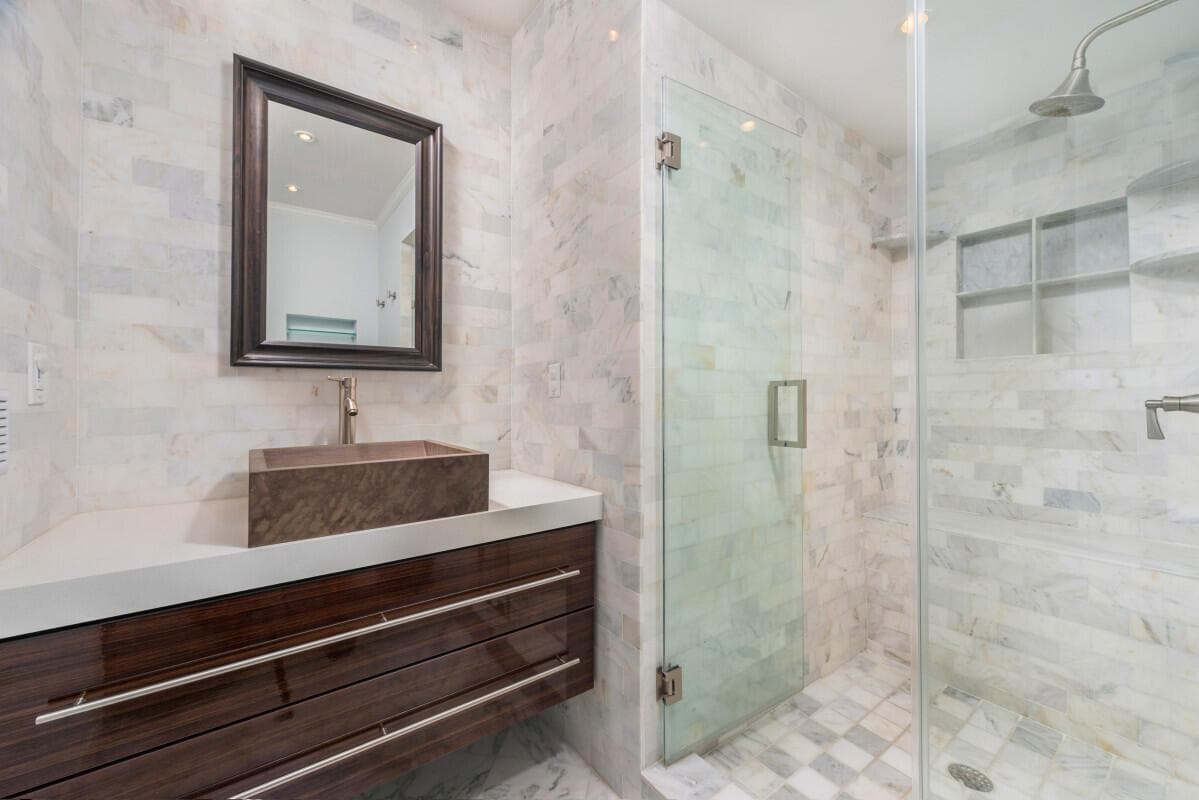 400 S Pointe Drive # 307, Miami Beach FL 33139 — 33