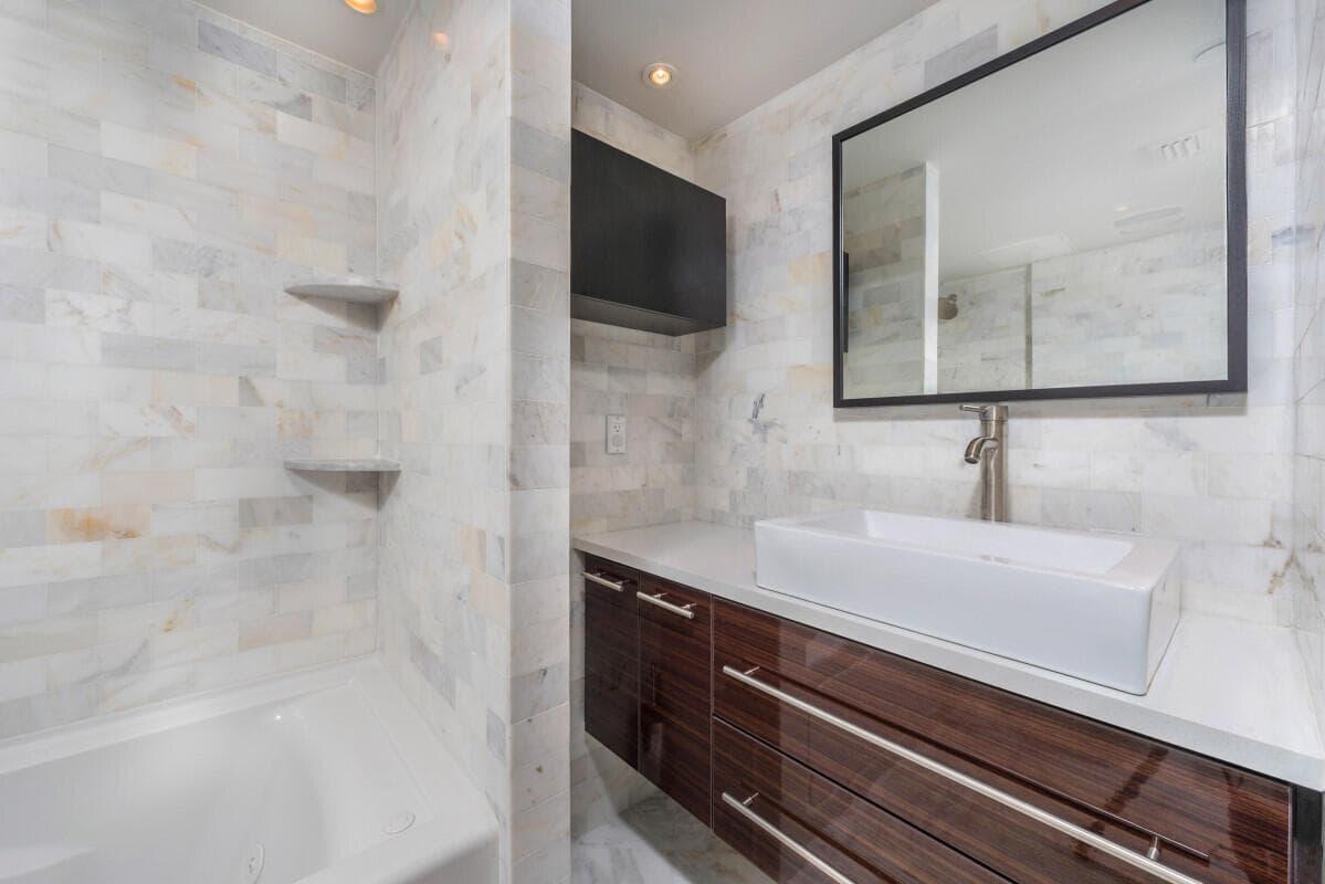 400 S Pointe Drive # 307, Miami Beach FL 33139 — 31