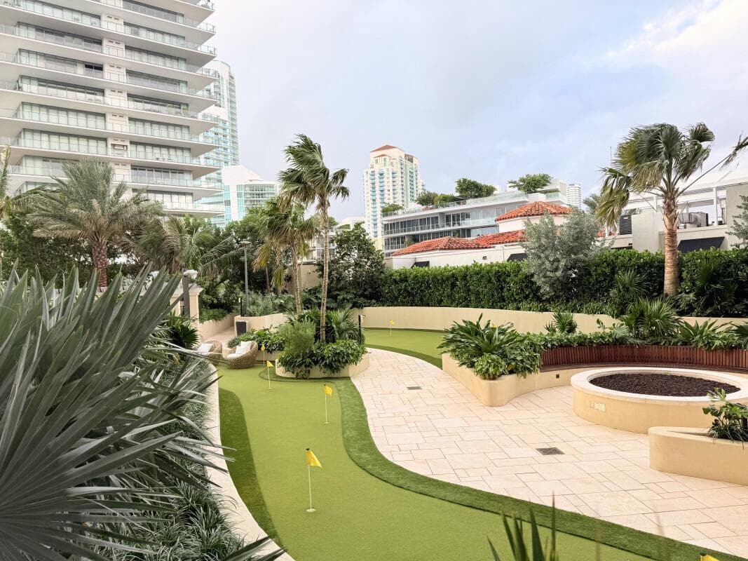 400 S Pointe Drive # 307, Miami Beach FL 33139 — 25