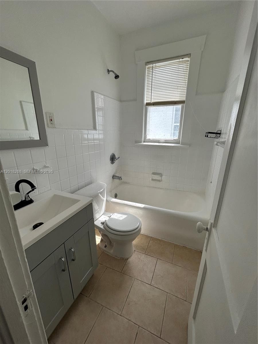 529 NE 66th St # 7, Miami FL 33138 — 5