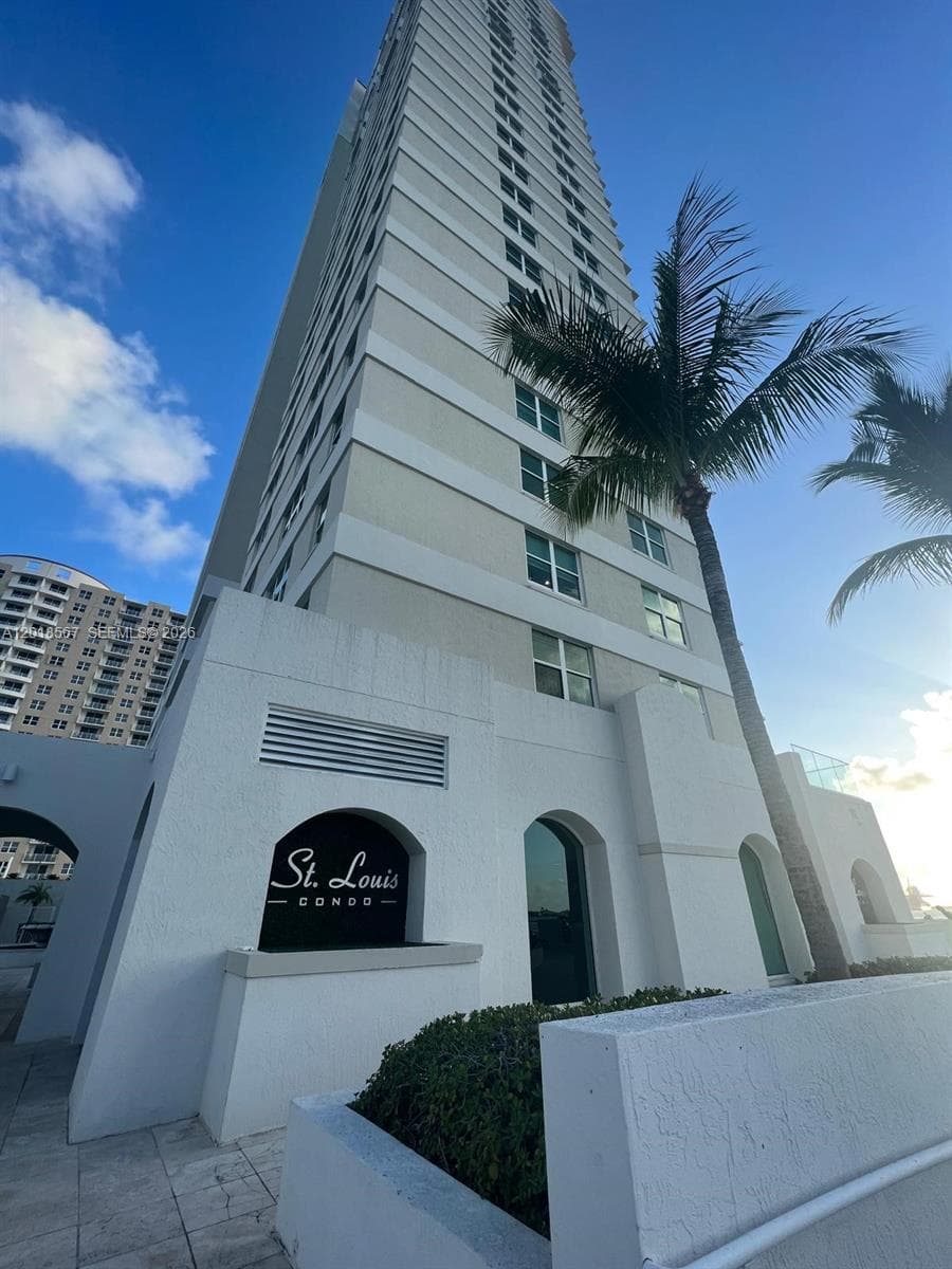 800 Claughton Island Dr # 402, Miami FL 33131 — 2