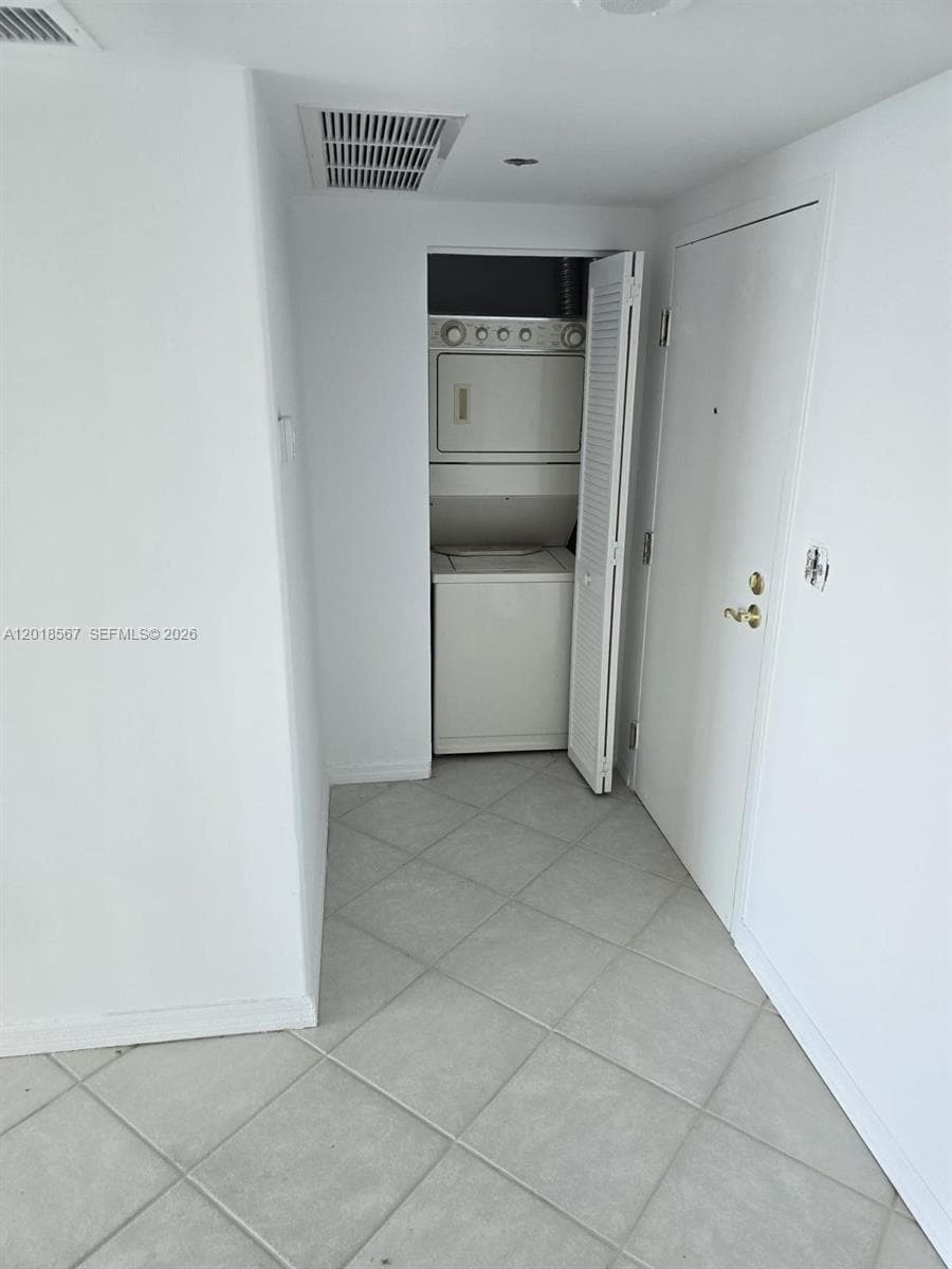800 Claughton Island Dr # 402, Miami FL 33131 — 8