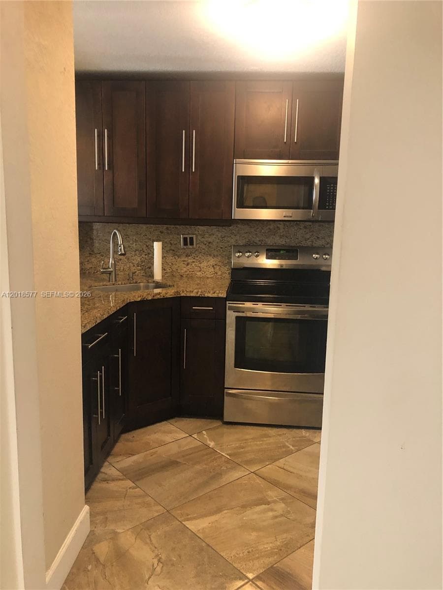 9350 Fontainebleau Blvd # 204, Miami FL 33172 — 12