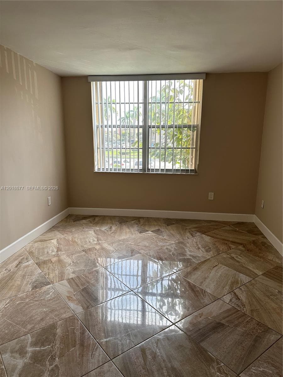 9350 Fontainebleau Blvd # 204, Miami FL 33172 — 25