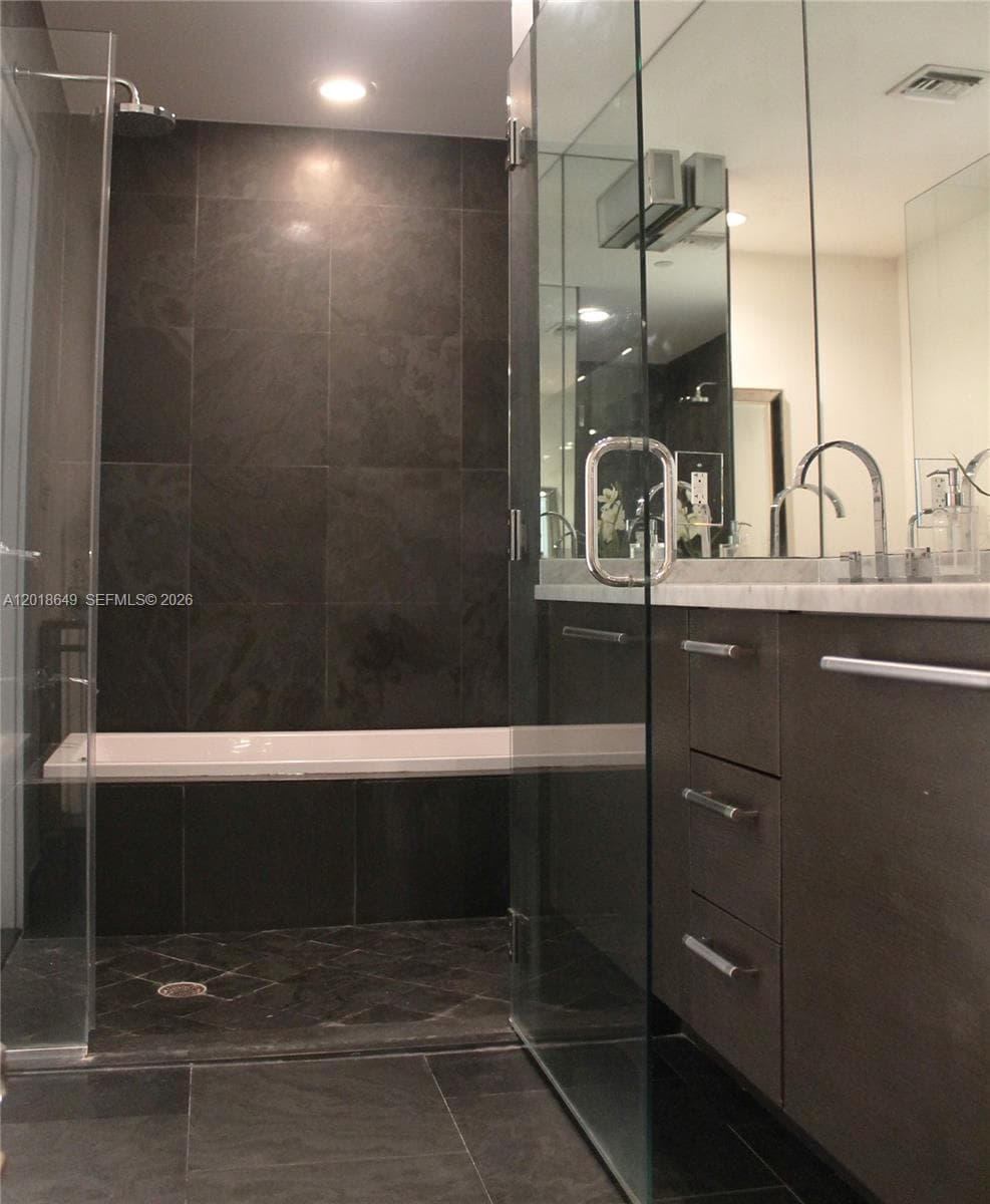 900 Biscayne Blvd # 3207, Miami FL 33132 — 24