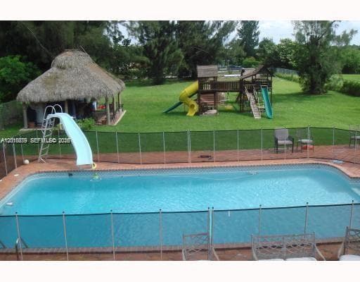 12425 SW 43rd St, Miami FL 33175 — 10