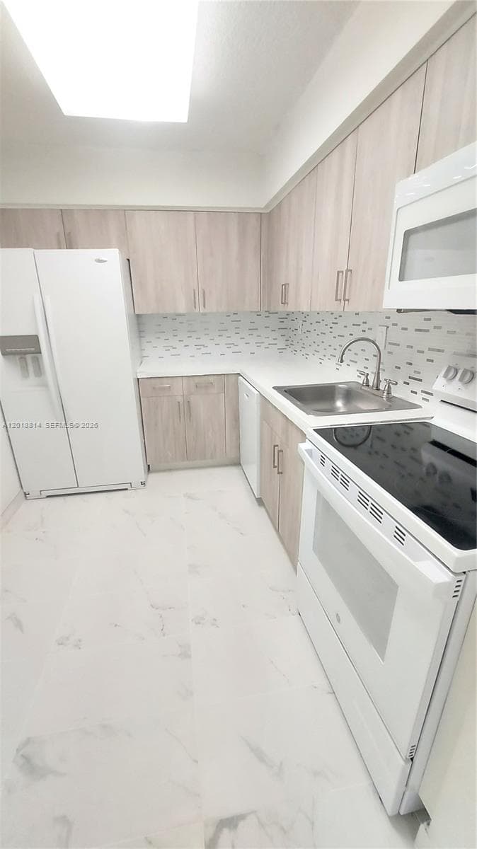 3300 NE 192nd St # 808, Aventura FL 33180 — 3
