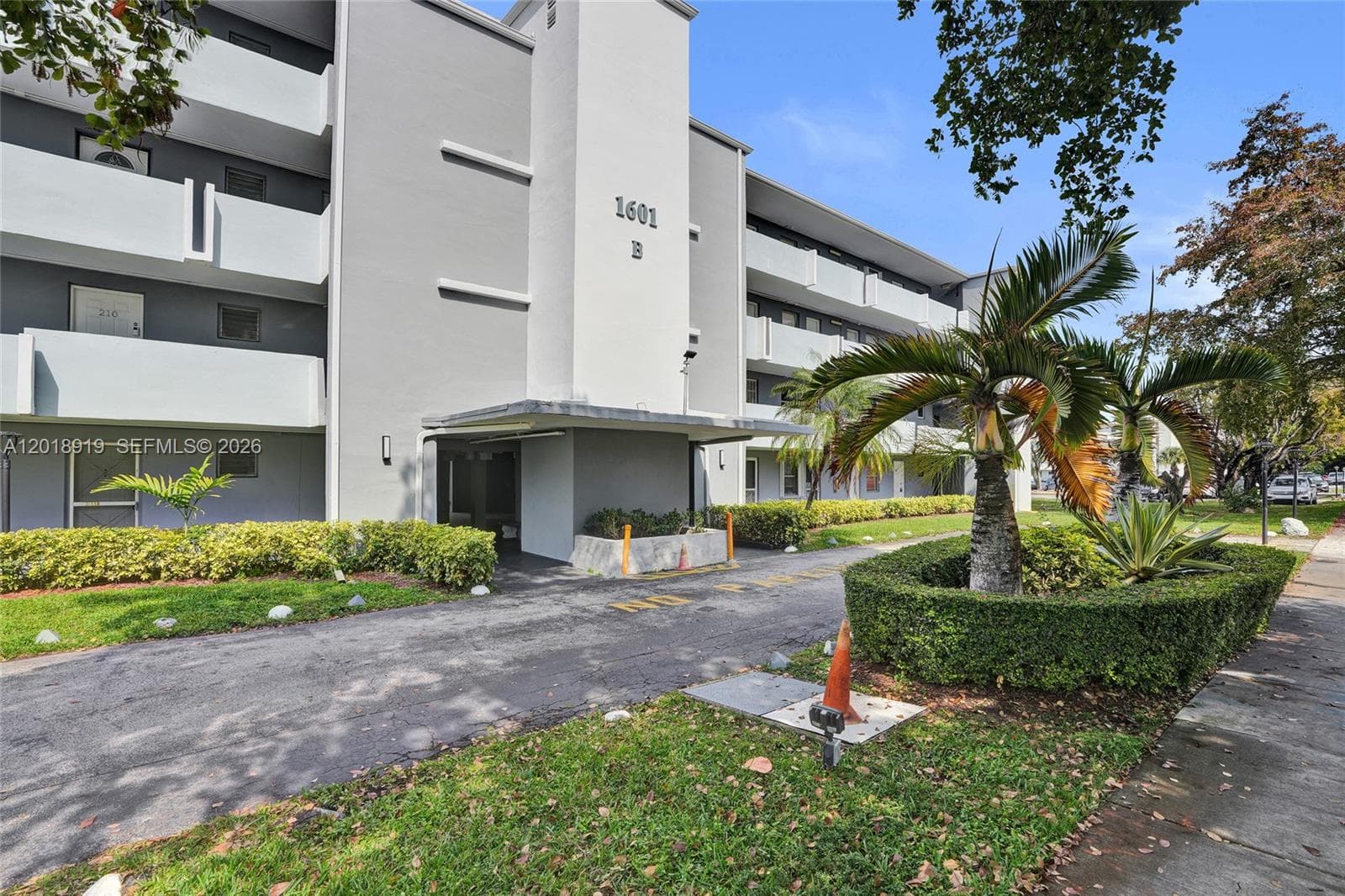 1601 NE 191 ST # B112, Miami FL 33179 — 2