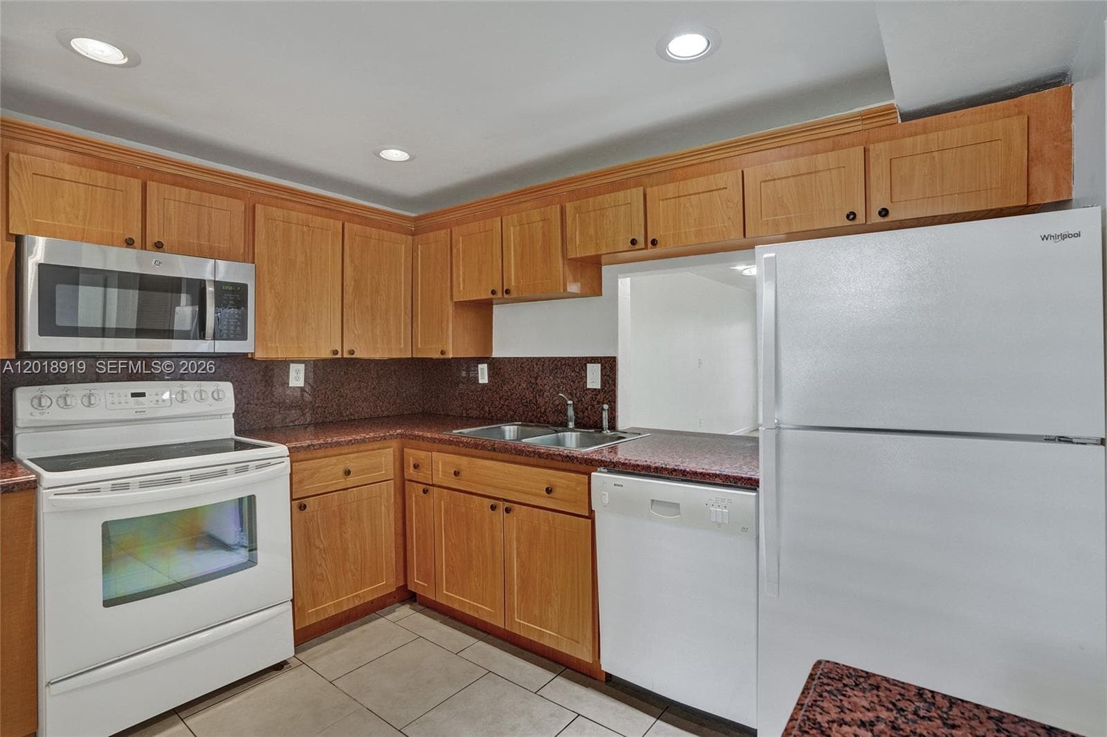 1601 NE 191 ST # B112, Miami FL 33179 — 3