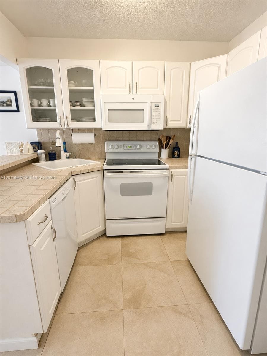 2924 Collins Ave # 404, Miami Beach FL 33140 — 3
