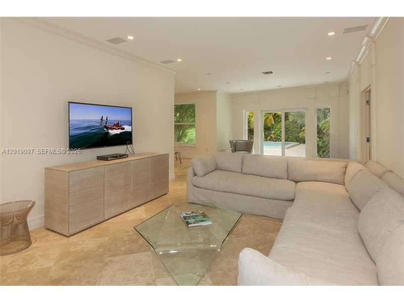 745 Lakeview Dr, Miami Beach FL 33140 — 5