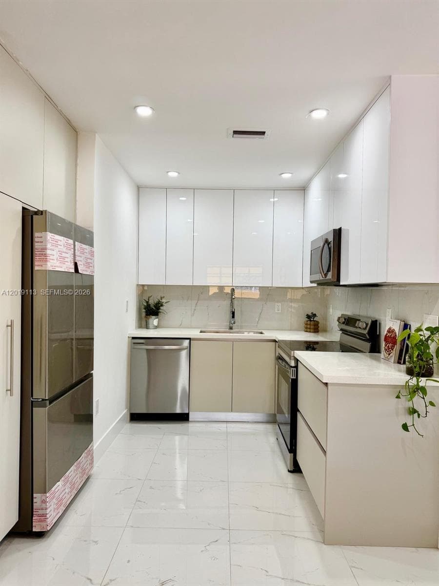 2541 W 10th Ave, Hialeah FL 33010 — 8