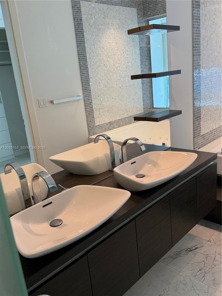 200 Biscayne Boulevard Way # 4904, Miami FL 33131 — 11