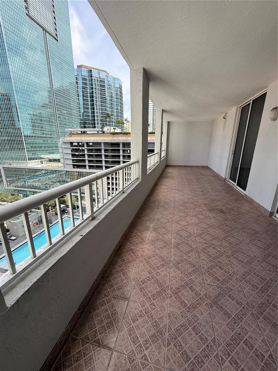 170 SE 14th St # 1205, Miami FL 33131 — 21