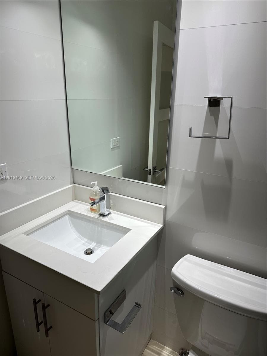 6039 Collins Ave # 1221, Miami Beach FL 33140 — 11