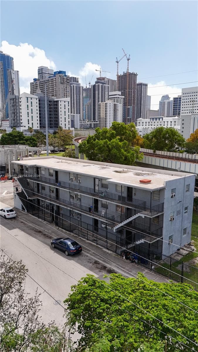 220 NW 11th Ter, Miami FL 33136 — 11