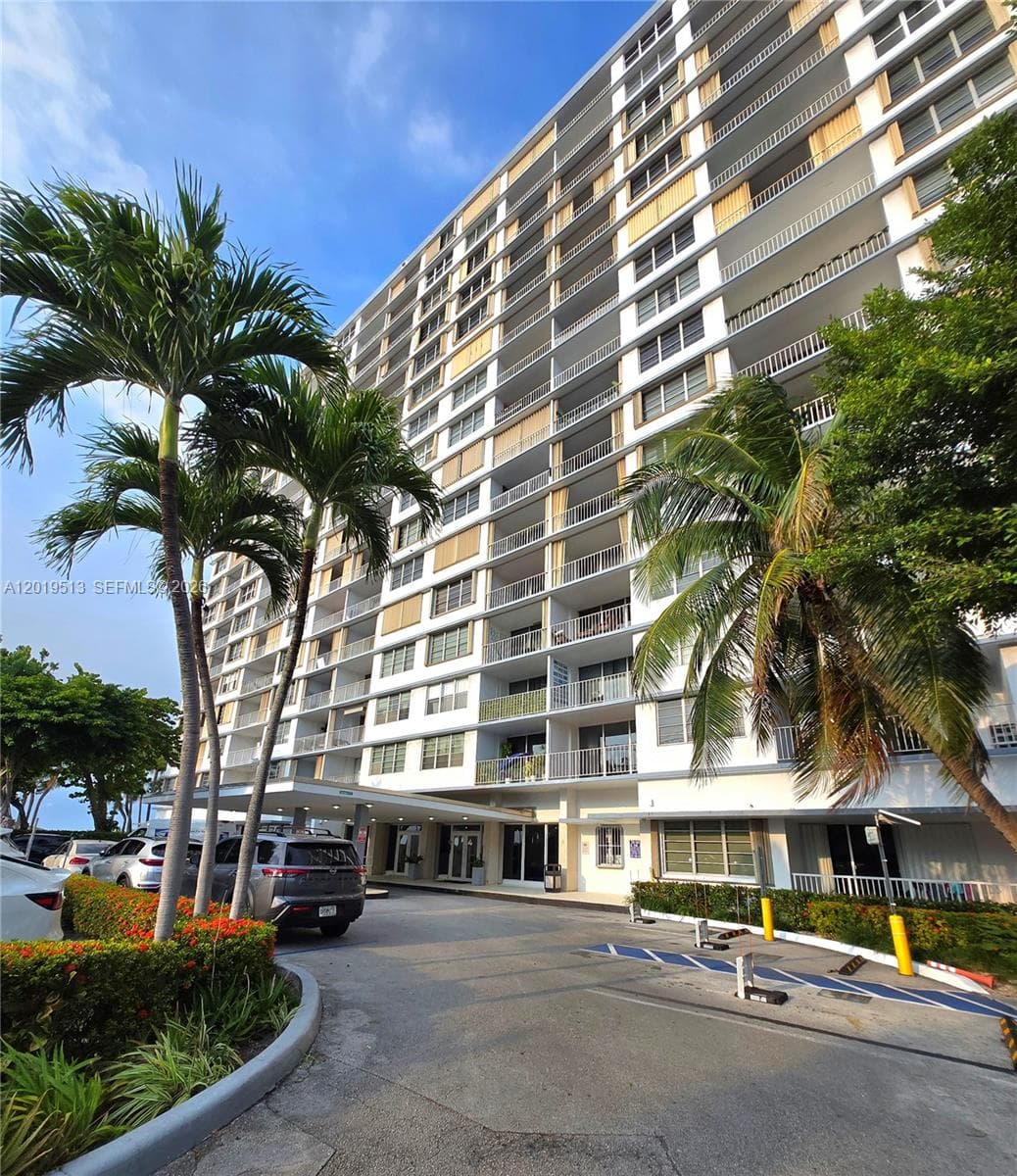 1865 79 st  Cswy # i, North Bay Village FL 33141 — 23