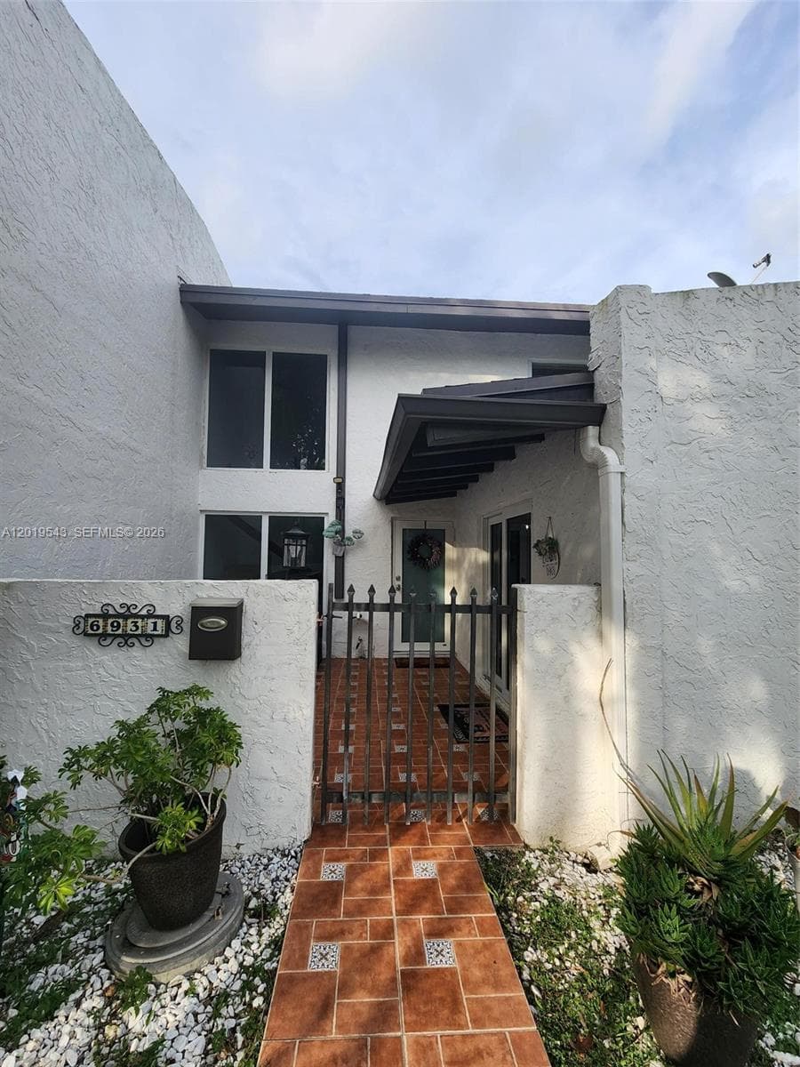6931 SW 111th Ct, Miami FL 33173 — 1