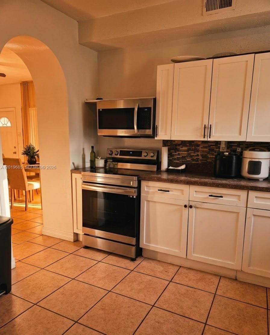 571 NE 172nd St, North Miami Beach FL 33162 — 3