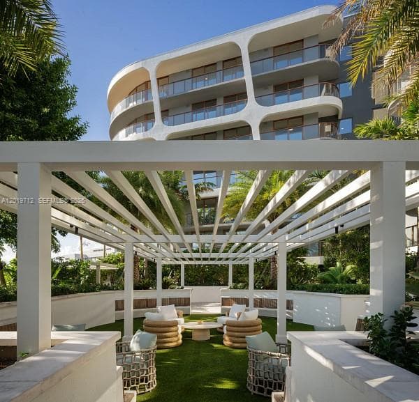 3900 Alton Road # 825, Miami Beach FL 33140 — 33