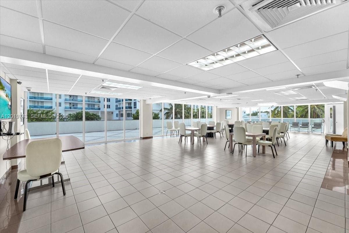 2401 Collins Ave # 1807, Miami Beach FL 33140 — 23