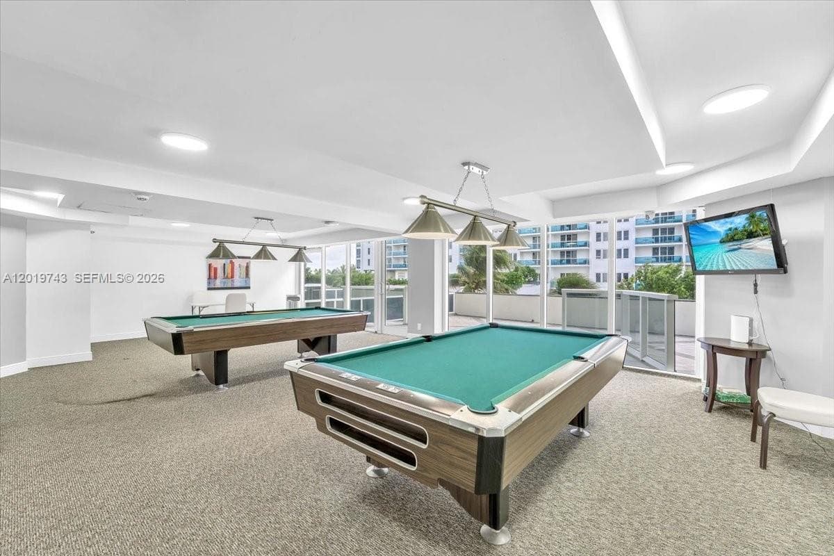2401 Collins Ave # 1807, Miami Beach FL 33140 — 24