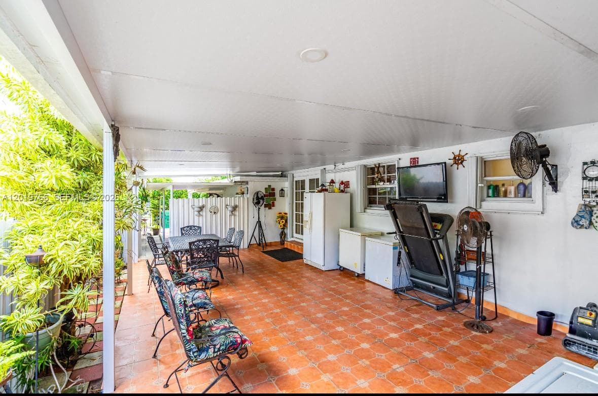 450 NW 40th ct, Miami FL 33126 — 40