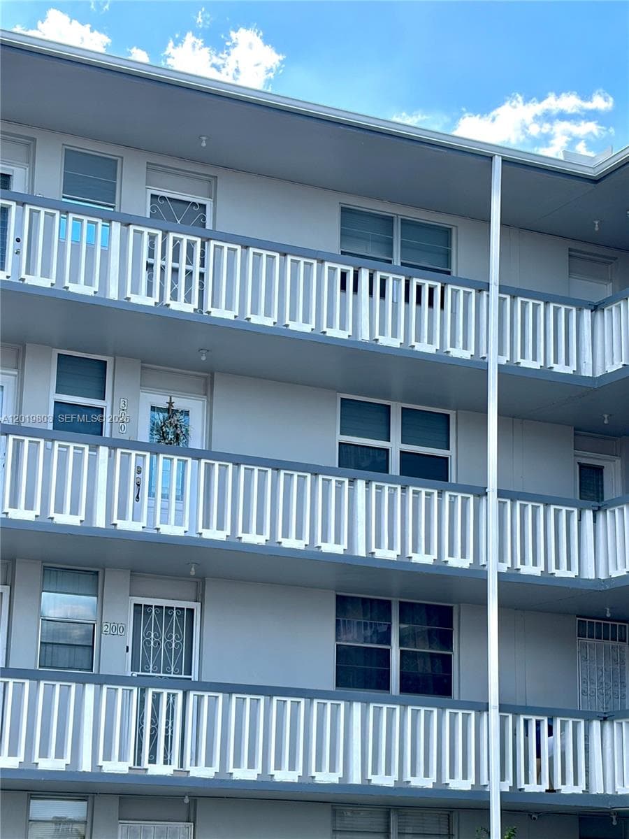 18601 NE 14th ave # 301, Miami FL 33179 — 3