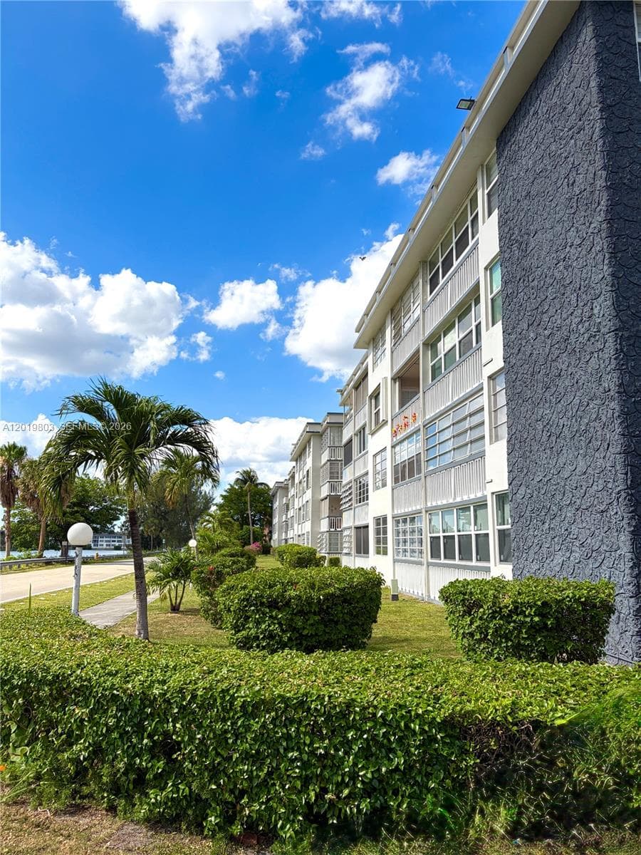 18601 NE 14th ave # 301, Miami FL 33179 — 1