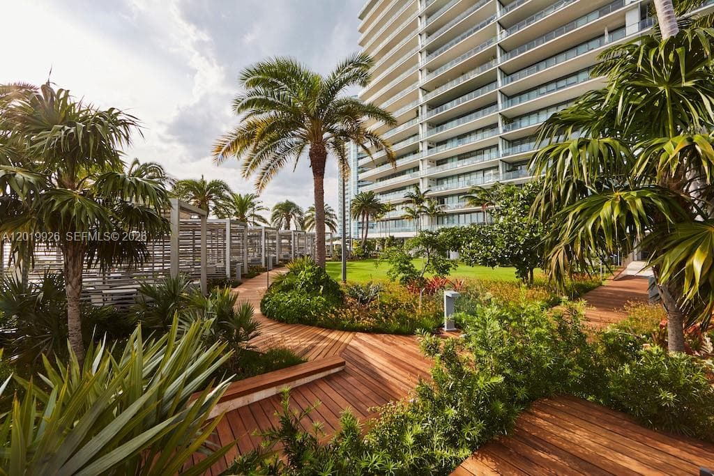 800 S Pointe Dr # 2204, Miami Beach FL 33139 — 85