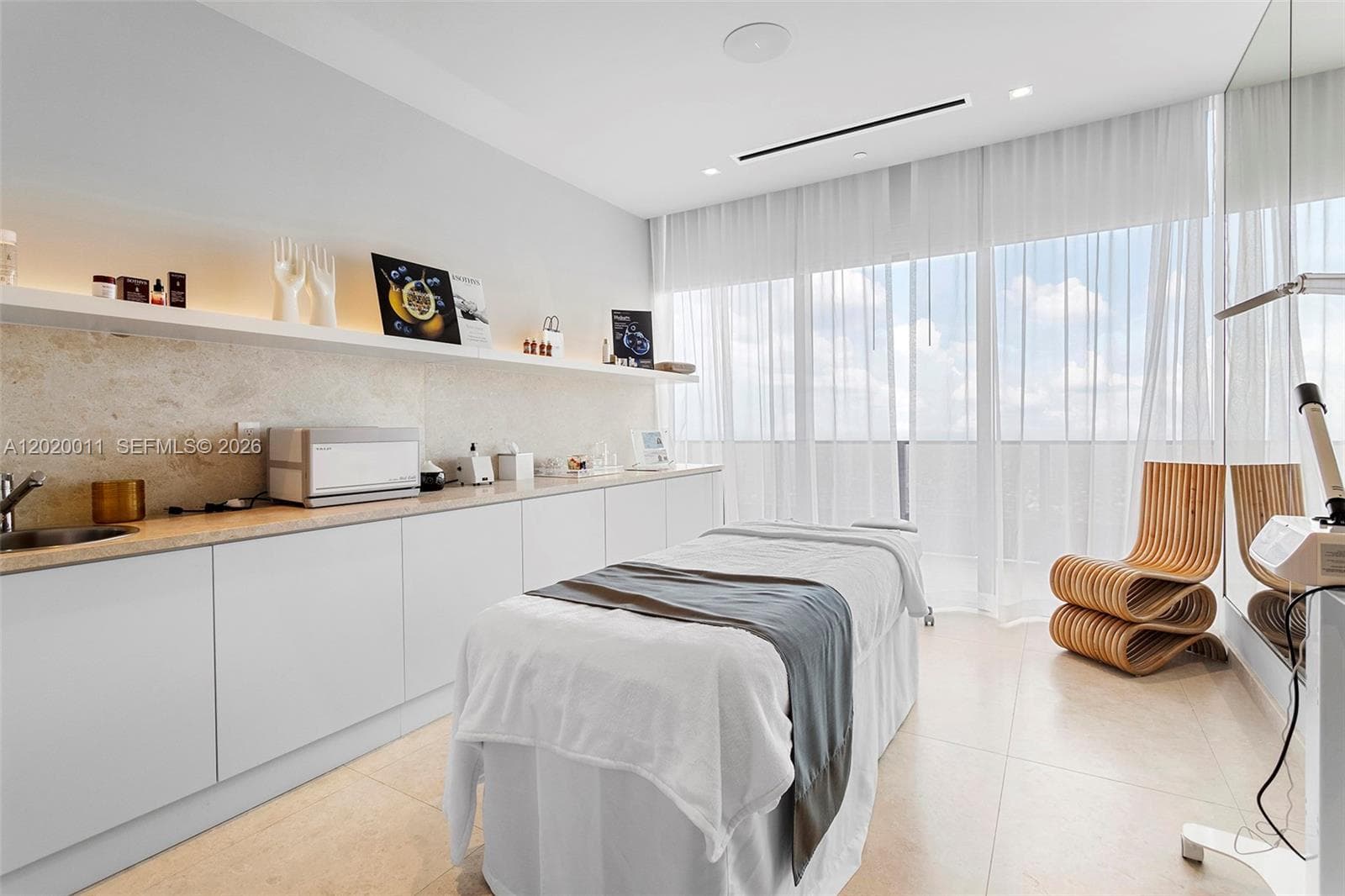 1000 Brickell Plz # 4014, Miami FL 33131 — 60