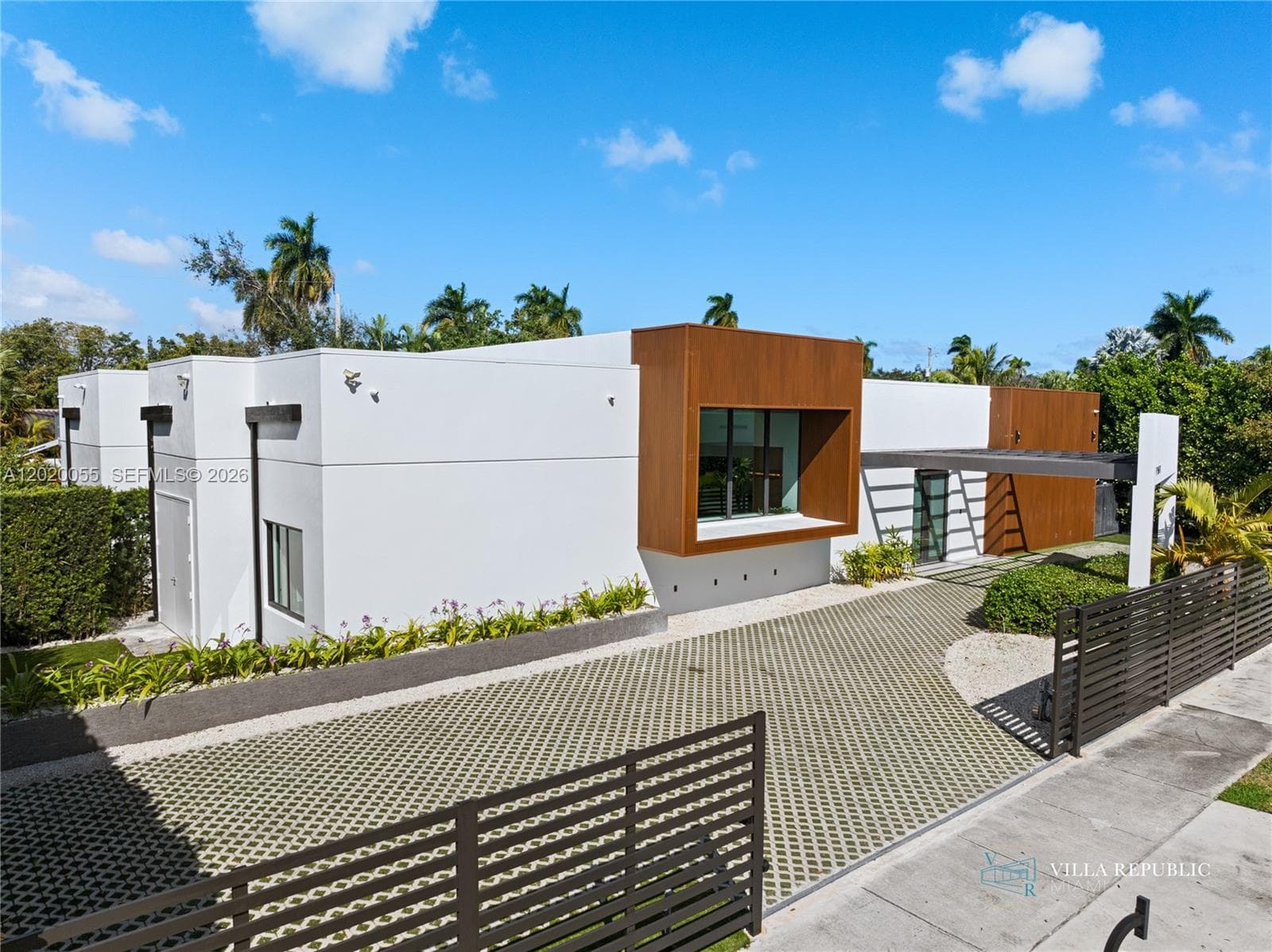 1941 NE 196th Ter, Miami FL 33179 — 85