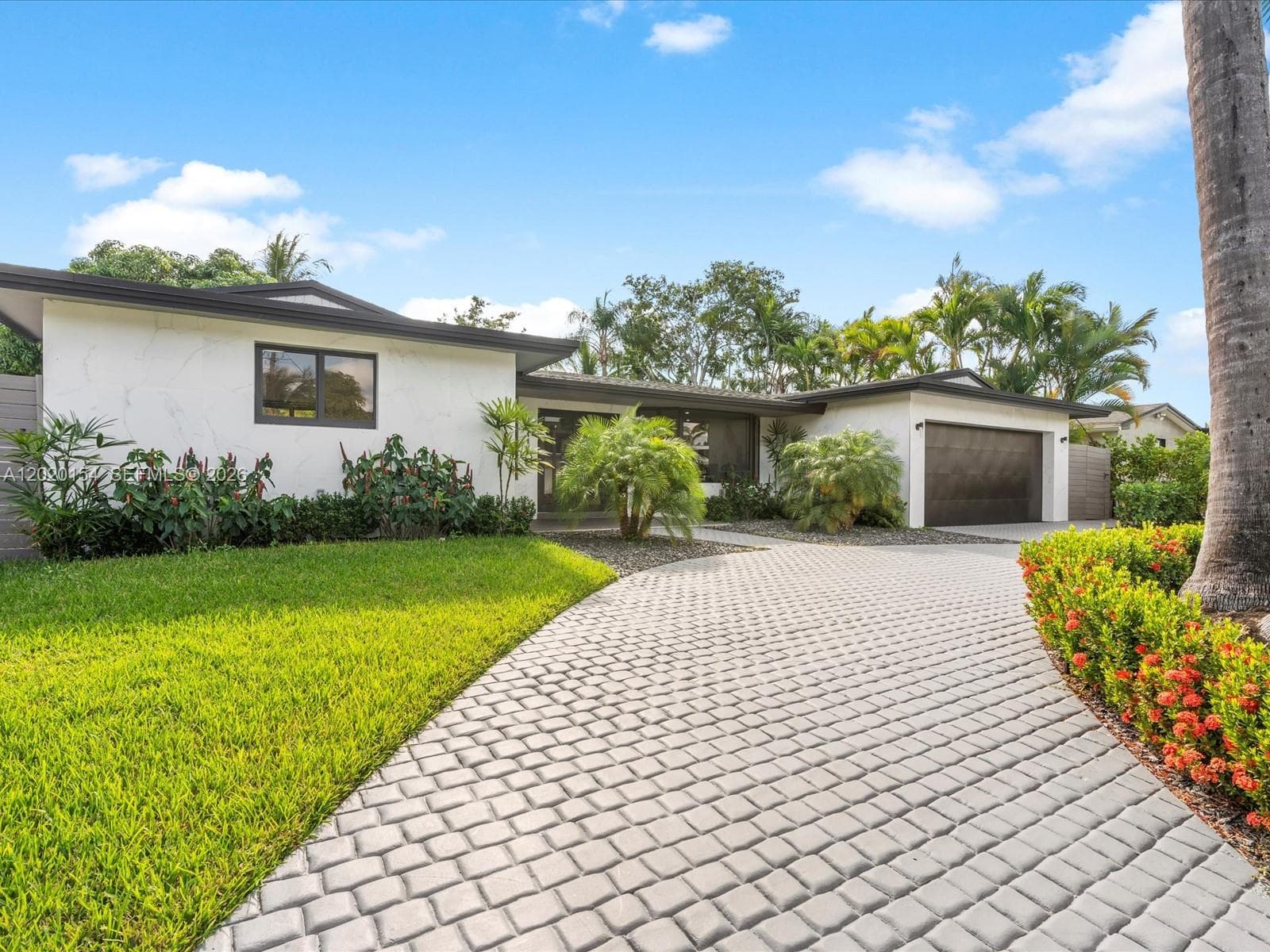 2340 NE 194th St, Miami FL 33180 — 2
