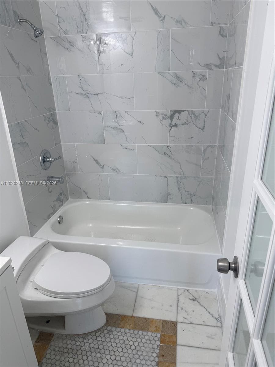7195 NW 179th St, Hialeah FL 33015 — 8