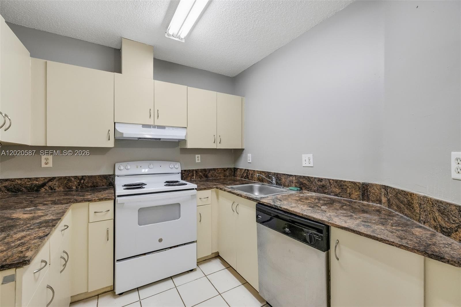 8423 SW 209th St, Cutler Bay FL 33189 — 8