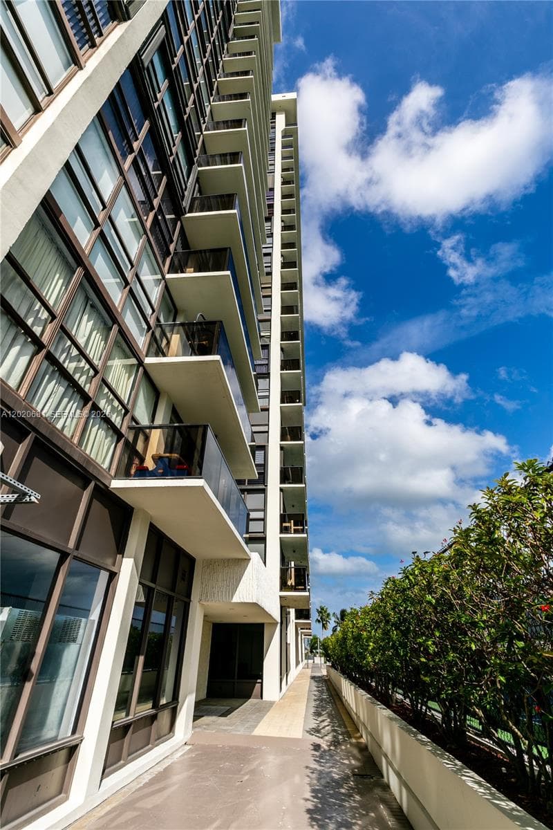 600 NE 36th St # 710, Miami FL 33137 — 25