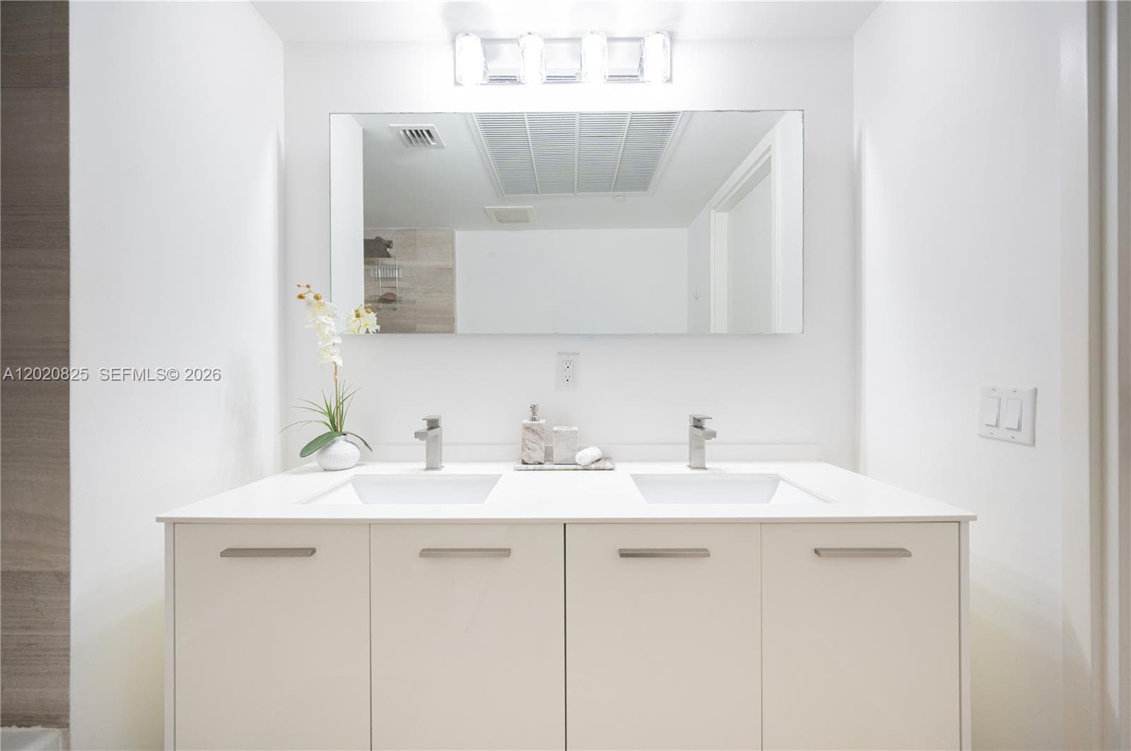 1300 Brickell Bay Dr # 1601, Miami FL 33131 — 16