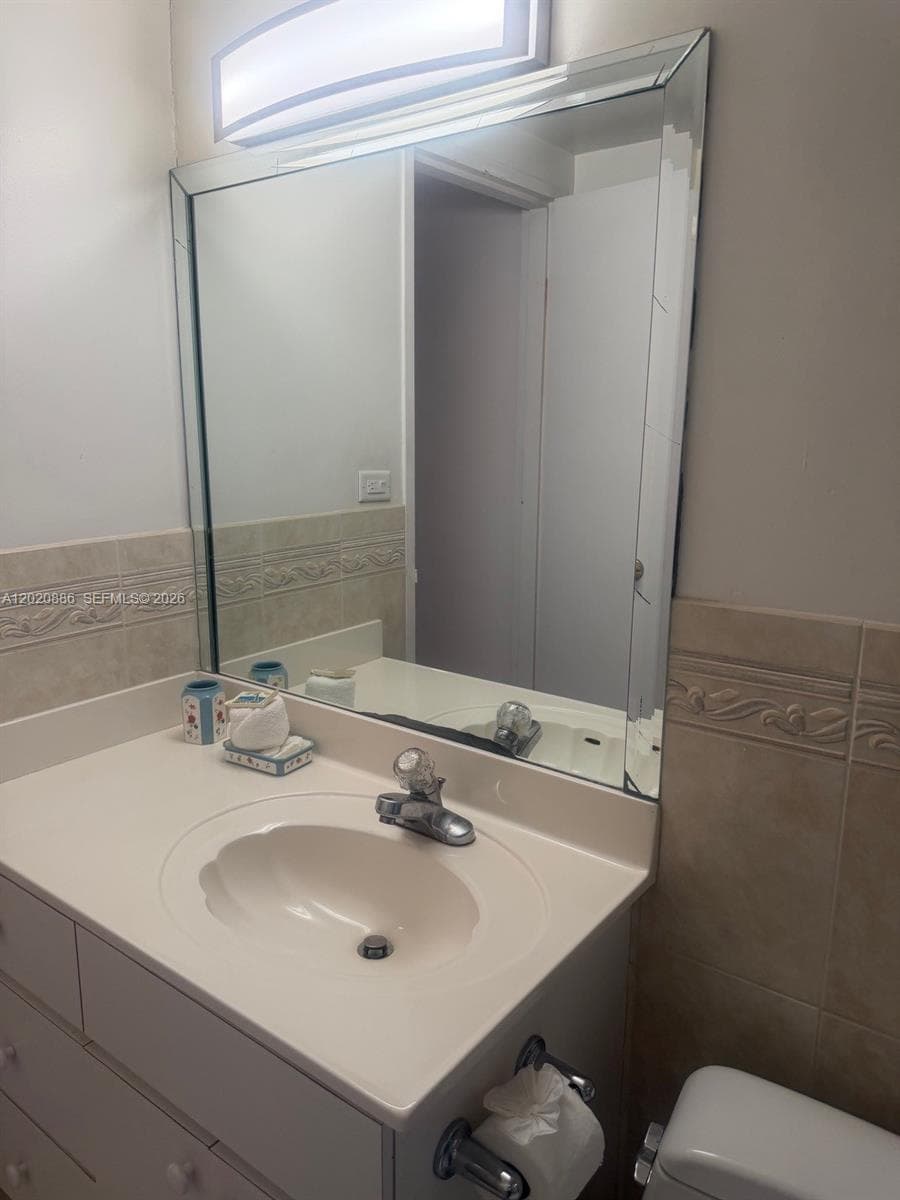 5601 Collins Ave # 1718, Miami Beach FL 33140 — 17