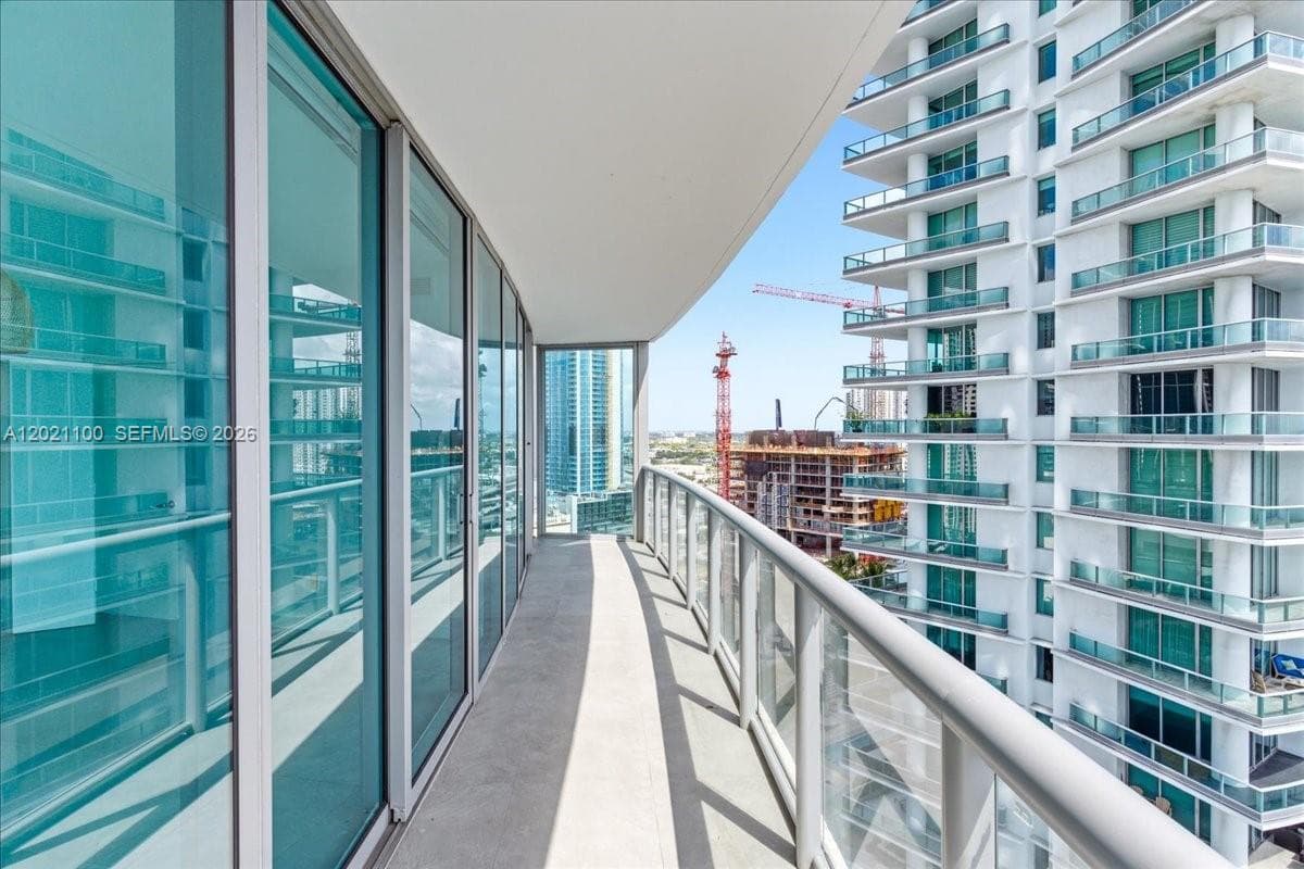 888 Biscayne Blvd # 2212, Miami FL 33132 — 32