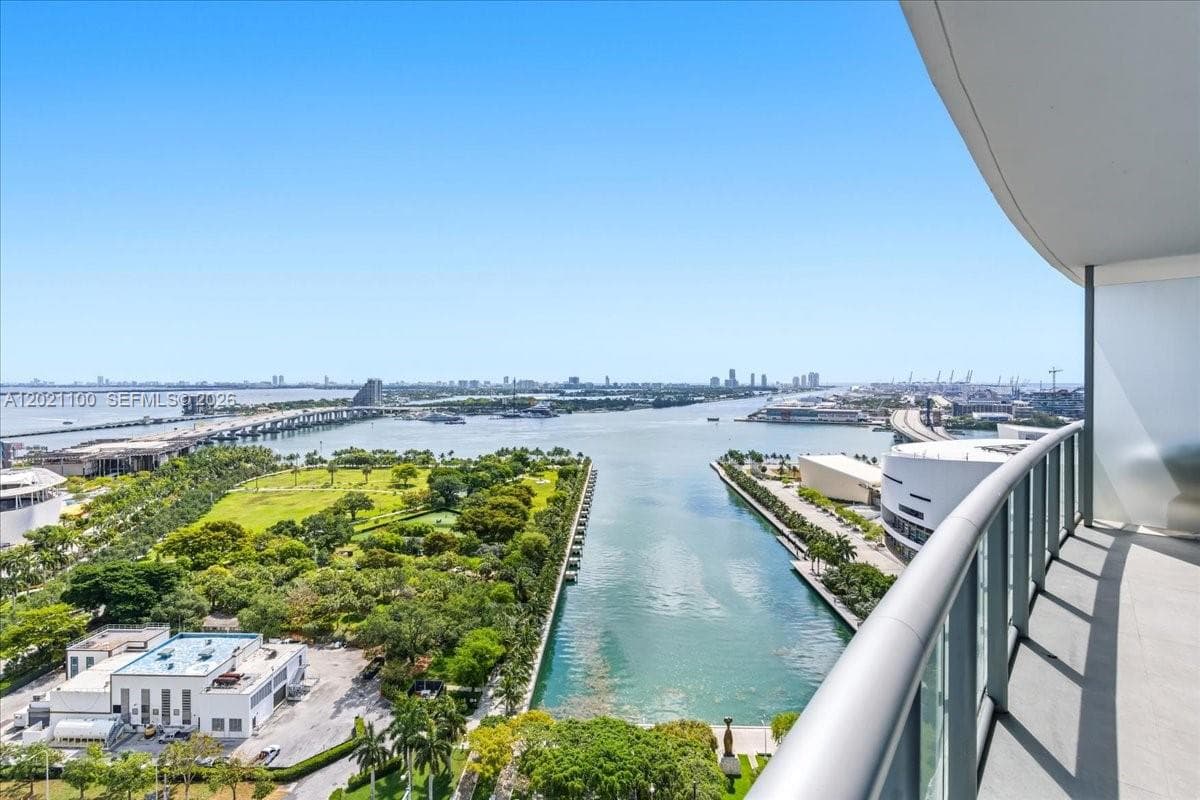 888 Biscayne Blvd # 2212, Miami FL 33132 — 1