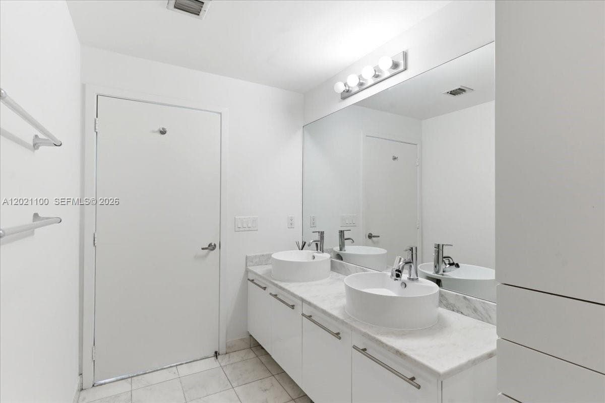 888 Biscayne Blvd # 2212, Miami FL 33132 — 20