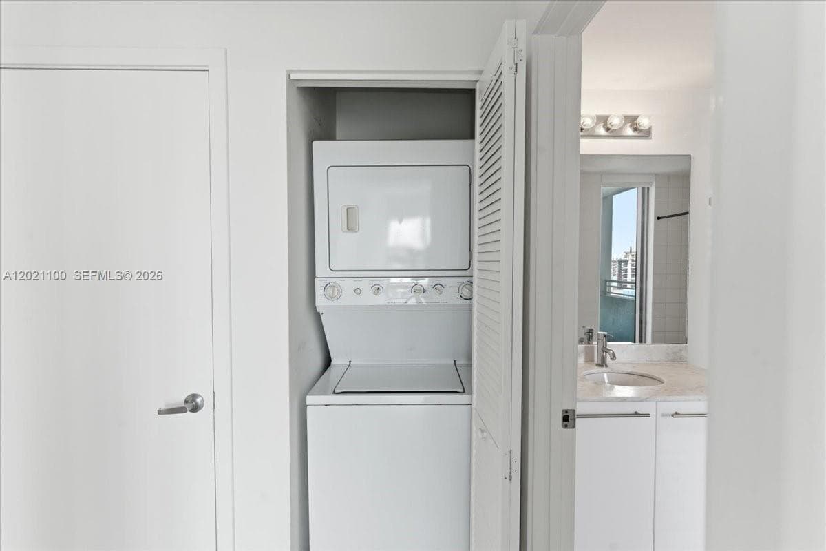 888 Biscayne Blvd # 2212, Miami FL 33132 — 30