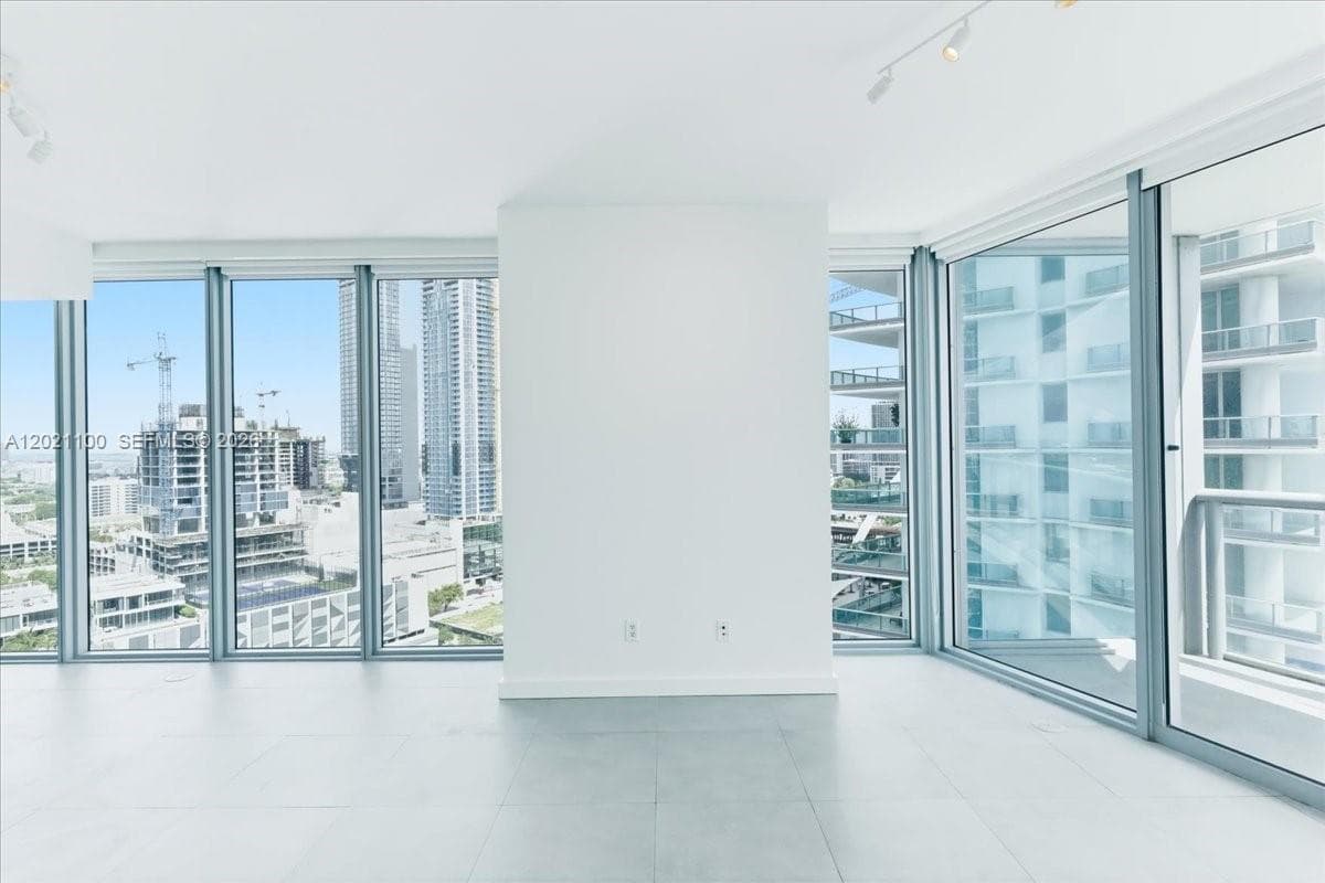 888 Biscayne Blvd # 2212, Miami FL 33132 — 10