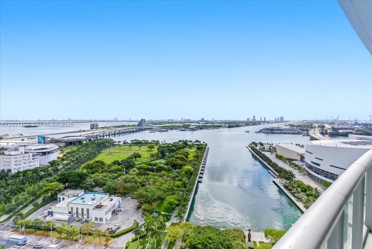 888 Biscayne Blvd # 2212, Miami FL 33132 — 33