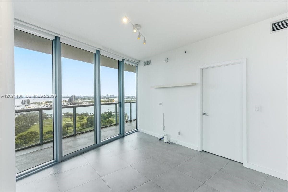 888 Biscayne Blvd # 2212, Miami FL 33132 — 11